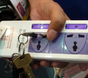 由于具有識別功能,插座只對標準插頭“來電”人體不受傷害