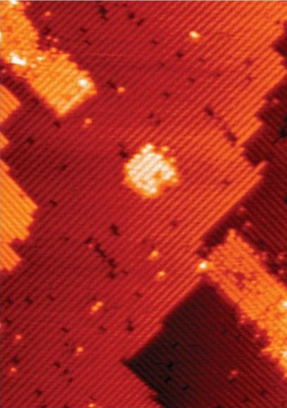 這是量子點設備模板,中間的小孔就是由7個磷原子構成的