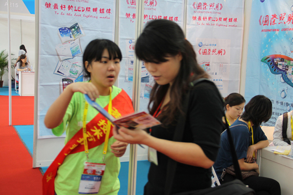 EP工作人員向觀眾派發Expo Pack