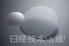 GaN晶圓。左為2英寸產品，右為4英寸產品