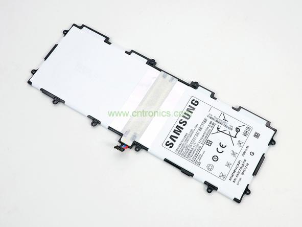 取出電池前要把周圍的帶狀電纜先拔出來，這個比較容易。Galaxy Note 10.1的電池容量為7000mAh,3.7V，預(yù)計續(xù)航時間8小時左右，重約136克，占據(jù)了整體重量的23%。不過為了減少機身厚度，電池做得很薄。