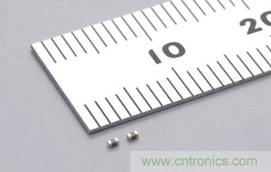  【導讀】目前伴隨著手機、平板電腦、LED照明等高科技電子產品的普及，電子設備正在不斷向小型化發展，電源的輸出功率也正在不斷增大。因此對電子設備采取過熱保護措施的重要性正在日益增強。其中特別對于只需組成簡單的電路就能夠發揮過熱保護作用的PTC熱敏電阻的需求正在不斷增加。本屆介紹的是村田一款1.0&times;0.5mm、溫度測量誤差&plusmn;3℃、額定零功率電阻值為1k&Omega;的片式PTC熱敏電阻。  隨著手機、平板電腦、LED照明等高科技電子產品的普及，電子設備正在不斷向小型化發展，電源的輸出功率也正在不斷增大，因此對電子設備采取過熱保護措施也更加重要，其中特別對于只需組成簡單的電路就能夠發揮過熱保護作用的PTC熱敏電阻的需求正在不斷增加。  現在具有過熱保護作用的片式PTC熱敏電阻的外形尺寸一般都大于1.6&times;0.8mm，溫度測量*2誤差也都大于&plusmn;5℃。村田利用自己開發的材料技術和生產工藝技術，成功地實現了外形尺寸為1.0&times;0.5mm、溫度測量誤差為&plusmn;3℃、額定零功率電阻值為1k&Omega;的片式PTC熱敏電阻系列產品的商品化。我們根據該產品的溫度測量值，在從80℃至150℃的范圍中以10℃為單位，劃分了各系列產品。  產品特點      * 外形尺寸小 (1.0&times;0.5mm)     * 溫度測量誤差小 (電阻值為100k&Omega;和10k&Omega;時，溫度測量誤差分別為&plusmn;3℃和&plusmn;5℃)     * 擁有豐富的以10℃為單位的系列產品，能夠滿足客戶的各種溫度測量要求 (80℃～150℃ (電阻值為100k&Omega;時) ; 65℃～135℃ (電阻值為10k&Omega;時) )     * 符合TUV和UL安規標準  用途      * LED燈的過熱保護和電力控制     * 筆記本電腦的電源散熱等; DC-DC轉換器的MOSFET*3過熱保護; 鋰離子電池保護電路中的MOSFET過熱保護     * 電動機逆變器和線圈的過熱保護和電力控制  術語說明  *1 熱敏電阻: 	對熱敏感的半導體電阻，其電阻值會隨溫度的變化而改變。一般來說，許多人都知道電阻值會隨著溫度的上升而逐步減小的NTC (負溫度系數) 熱敏電阻。然而在熱敏電阻中，還有一種當溫度超過一定的溫度 (居里溫度*4) 時，其電阻值會隨著溫度的升高而急劇增大的元件，這就是PTC (正溫度系數) 熱敏電阻 (POSISTOR?*5) 。PTC熱敏電阻不僅具備過熱保護功能，還具有特有的電阻溫度特性，可被用來控制電流和電力。 *2 溫度測量: 	此系列產品最適用于檢測電阻值達到10k&Omega;或100k&Omega;時的溫度。 *3 MOSFET: 	Metal-Oxide-Semiconductor Field-Effect Transistor (金屬-氧化層-半導體-場效晶體管) 的縮寫。 MOSFET適合作為DC-DC轉換器的開關元件和一般的電流開關等元件。如果其工作溫度超過了一定的溫度，FET (場效晶體管) 就會被損壞，因此通過使用具有過熱保護作用的POSISTOR?，就能夠防止FET因過熱而損壞。 *4 居里溫度: 	也稱居里點 (Currie Point) 。我公司將電阻值達到溫度為25℃時的電阻值 (額定零功率電阻值) 的2倍時的溫度定義為居里溫度。 *5 POSISTOR?: 	是株式會社村田制作所的注冊商標。  系列產品型號      * PRF15AR102RB6RC     * PRF15BA102RB6RC     * PRF15BB102RB6RC     * PRF15BC102RB6RC     * PRF15BD102RB6RC     * PRF15BE102RB6RC     * PRF15BF102RB6RC     * PRF15BG102RB6RC  特性圖  特性圖  電氣特性  產品型號 	特性 	額定零功率  電阻值(在環境溫度為+25℃的條件 下) 	 電阻值為10k&Omega;時的溫度測量值 	電阻值為100k&Omega;時的溫度測量值 	最大電壓 PRF15AR102RB6RC 	AR 	1k&Omega;&plusmn;50% 	135&plusmn;5℃ 	150&plusmn;3℃ 	32VDC PRF15BA102RB6RC 	BA 	125&plusmn;5℃ 	140&plusmn;3℃ PRF15BB102RB6RC 	BB 	115&plusmn;5℃ 	130&plusmn;3℃ PRF15BC102RB6RC 	BC 	105&plusmn;5℃ 	120&plusmn;3℃ PRF15BD102RB6RC 	BD 	95&plusmn;5℃ 	110&plusmn;3℃ PRF15BE102RB6RC 	BE 	85&plusmn;5℃ 	100&plusmn;3℃ PRF15BF102RB6RC 	BF 	75&plusmn;5℃ 	90&plusmn;3℃ PRF15BG102RB6RC 	BG 	65&plusmn;5℃ 	80&plusmn;3℃ 外形尺寸圖  外形尺寸圖 生產體制  村田制作所八日市事業所在2011年3月開始了該系列產品的量產活動。 樣品價格  10日元/個