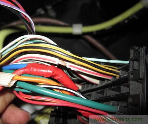 控制線25線--黃底紅條,電容器輸出線為最大的藍色線,接蓄電池正極的線為白底紅條粗線