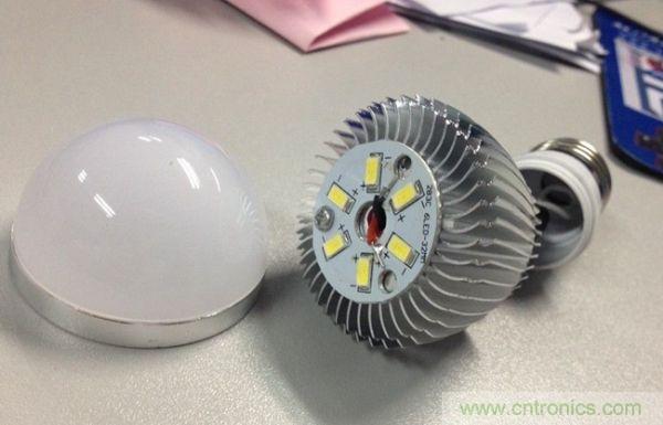 3瓦拆開(kāi),基板只有一顆螺絲,還沒(méi)擰緊