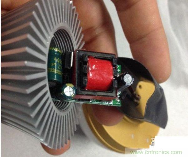 拆解對(duì)比:4元 VS 30+元LED照明燈