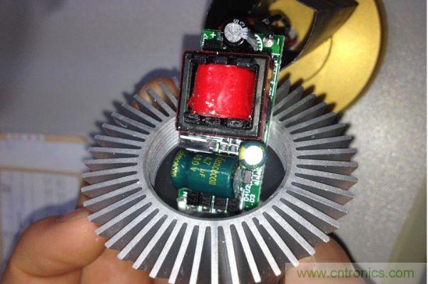 拆解對(duì)比:4元 VS 30+元LED照明燈