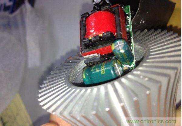 拆解對(duì)比:4元 VS 30+元LED照明燈