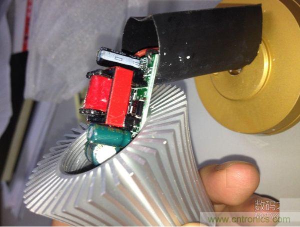 拆解對(duì)比:4元 VS 30+元LED照明燈