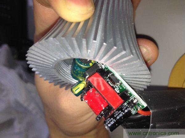 拆解對(duì)比:4元 VS 30+元LED照明燈