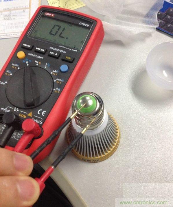 拆解對(duì)比:4元 VS 30+元LED照明燈