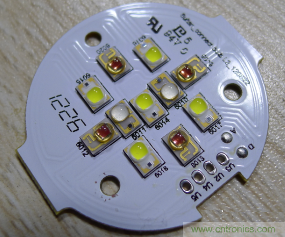 Hue 燈泡的 LED 陣列(全色域)遠大于標配的 3 燈 RGB 配色方案