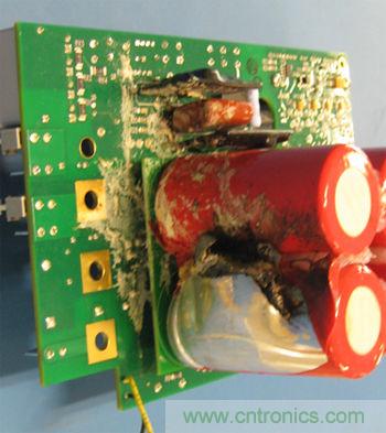 由于元件選擇不當(dāng)致使電路中流過相當(dāng)大的電流或電壓將有可能發(fā)生像這個(gè)燒過的電容這樣的損壞。