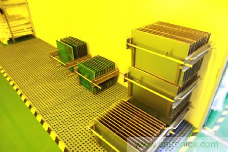 PCB板整齊地碼放在一起