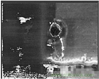 受ESD影響,氧化物沖進一個小孔