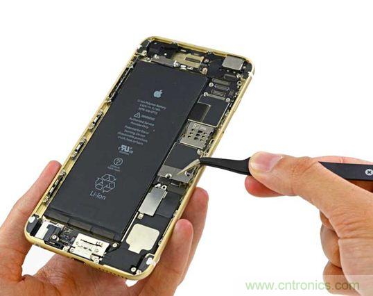 與iPhone 5S相比，電池尺寸更大，電池效率提高了16%。整部手機(jī)看起來就像一件藝術(shù)品，但看不到太多的內(nèi)部構(gòu)造。（來源：iFixit）