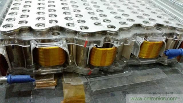 【導讀】對于電動汽車的核心——電池，我們要求其安全、能量密度高、壽命長，充電時間短，同時又要性能卓越等等。那么對比電動汽車電池來說怎么樣才算是達標？又怎么樣才算是性能優越呢?毫無疑問鋰離子電芯作為其最基本的單元，其優劣至關重要。  電池是電動汽車的”心臟“。從電動汽車發展以來，各種技術路線百花爭鳴，爭論不休。其中應用最廣的鋰離子電芯，就有三元、磷酸鐵鋰、錳酸鋰等多種技術路線并存的現象。同時鋰離子電芯還分為方形，軟包，圓柱三種結構形式。  而這越是紛繁蕪雜，就越能代表了我們還在不斷探索，代表了電動汽車的急切盼望：電動汽車需要一顆強大的“心臟”。  對于電池包的要求  對于電動汽車的核心——電池，我們要求其安全、能量密度高、壽命長，充電時間短，同時又要性能卓越等等。而這一項一項的要求，看似苛刻，但卻又無一不是電動汽車實現產業化的硬性指標。  那么對比電動汽車電池來說怎么樣才算是達標？又怎么樣才算是性能優越呢?毫無疑問鋰離子電芯作為其最基本的單元，其優劣至關重要。  但就拿我們最關注的安全性來說，是不是電芯安全了，電池包就安全了呢？  我們可以看到2002年，磷酸鐵鋰(LFP)首次被美國Valance公司產業化，隨即引起了中國市場的廣泛關注。從2004年開始，我國掀起了一股投資磷酸鐵鋰材料和磷酸鐵鋰動力電池的熱潮，磷酸鐵鋰其相對穩定，安全性較高。隨后，它成為我國正極材料的主要路線，爭議暫告段落。  但是，隨著特斯拉在動力電池使用了鎳鈷鋁酸鋰的正極材料，爭論再次出現。磷酸鐵鋰其較低的能量密度，已經使其處于劣勢。 1 據調研發現，進入2014年以來，國內鋰電池正極材料產業整體出現了向三元材料轉移的趨勢，下游的電池廠基本都在開發三元材料的電芯，也引導著上游的材料企業開始加大對三元材料的開發和生產力度。  而一系列的變化，也恰恰說明鋰電行業在慢慢的摸索，慢慢走向成熟。就比如說一個電池包的安全，光靠電芯安全是遠遠不夠的，其必須上升到一個系統的層級來。也就是說電池包的安全，靠的是整個電池系統，而不僅僅是某個單一的元素。  更何況一個安全、可靠、性能卓越的電池包，更是涉及到多領域知識的耦合，其更需要一個完善、可靠的系統來實現。就好比飛機被認為是最安全的交通工具，不單單是“安全”的發動機，“安全”的結構，就能保障的，其中還綜合運用了人為因素分析、軟件安全性、風險管理和定量風險評估等各種先進技術來預防事故發生，可以說是系統保障了安全。  下面我們就從電池系統中抽離出其一個核心部件電池模組，淺談一下各種不同的模組結構。  關于電池模組  電池模組可以理解為鋰離子電芯經串并聯方式組合，并加裝單體電池監控與管理裝置。電池模組的結構設計往往能決定一個電池包的性能和安全。其結構必須對電芯起到支撐、固定和保護作用。同時如何滿足過電流要求，電流均勻性，如何滿足對電芯溫度的控制，以及是否有嚴重異常時能斷電，避免連鎖反應等等，都將是評判電池模組優劣的標準。  而隨著電動汽車的發展，以及人們對性能的追求，熱管理更是成為了電池模組設計的一個至關重要的環節。自然冷卻已經不能滿足我們的需求。風冷則由于其效率較低，且對電芯溫度的一致性較難控制，而表現的力不從心。因此，高性能需求的電池模組，其熱管理的解決方案已經轉向液冷或相變材料。下面就介紹一下各種不同結構電芯的模組設計。  · 方形電池模組  方形電芯可以說是我國汽車動力電池里，應用最多的電芯了。其外殼的材質有鋁、鋼、以及塑膠。其電芯厚度是三種結構中最厚的，由此也造成其內部和外表面的溫差較大。其模組結構也多為自然冷卻和風冷的結構。  我們來看看寶馬I3的電池模組設計。  我們可以看出，I3的電池模組從結構上已經具備一個高性能模組所需的要素，而一臺高性能的電動汽車，就是靠著每一處的細節共同搭建而成的。當然其散熱、均溫以及可靠性等等，還有待市場的驗證。 2 （▲ 寶馬I3方形電池模組）  · 軟包電池模組  軟包電芯的電池包，也是近期比較熱門的一種結構類型，其用在國外的電動車上比較多。  軟包電芯的物理結構決定了其不易爆炸，一般只有外殼能承受的壓力足夠高，才有可能炸，而軟包電芯內部壓力一大，便會從鋁塑膜邊緣開始泄壓、漏液。同時軟包電芯也是幾種電芯結構中，散熱最好的。  目前，市面上賣得最多的還是日產的Leaf，其模組結構為全密封式的，并未考慮散熱，即不散熱。  而Leaf在市場上頻繁反饋的容量衰減過快，與此熱管理也不無關系。顯然隨著人們對于高性能電動車的追求，迫使軟包電芯也必須要有主動式的熱管理結構。  下面我們來看看一款World Congress展臺上的液冷軟包模組。其模組由電芯層疊而成，而電芯間有間隔排布的液冷板，其保證每顆電芯都有一個大面接觸到液冷板，并充分發揮了軟包電芯液冷的優勢。 3 （▲ 液冷軟包電池模組）  當然軟包電芯要將液冷技術做成熟也并非易事，其必須考慮液冷板的固定，密封性，絕緣性等等。同時可靠的電連接，以及具有“保險絲”結構連接片，這都是高性能軟包模組的方向。  我們可以看到軟包電芯其配合完善的模組結構后，其優勢會得以凸顯。  圓柱電池模組  圓柱電芯可謂是在各類電子產品中，應用最廣泛的結構。如今，在電動汽車行業也占有一定得份額。最典型的即是18650電芯了，其工藝經過多年的沉淀，并在大規模的自動化生產的條件下，現今屬于最成熟，穩定且一致性最好的電芯。  而圓柱電芯更是有著目前最高的能量密度，其三元材料的電芯能做到210~250Wh/kg。國內目前的圓柱電池包多為自然冷卻或風冷的結構，其效果不盡如人意。  我們來看看，將圓柱型電芯推到風口浪尖上的特斯拉電池模組。  相信已經有不少人見過特斯拉的模組了：  組成一臺特斯拉汽車需要7000多顆18650電芯，一個模組則需要400多顆電芯，同時為了高性能的目標又要在模組上集成多項功能，可見其工作量和難度之大。其中，甚至還用上了一些跨行業的技術，使人眼前一亮，為之拍案。好比電芯連接的“保險絲”設計。  可以說，身處電池行業的人，反而很少有人能想得到，這也許就是當局者迷吧。而這一技術的應用則極大地提高了電池的安全性能。同時，還有液冷管道的應用，極大地解決了18650電芯的散熱和均溫的問題，這對電池的性能和壽命都是一個極大的幫助。不僅如此，其電池模組在空間尺寸上的利用，更可謂是精打細算。  在這里還是要佩服一下特斯拉將事情做到極致的態度，也就是這樣一個模組，成為了一個高性能的特斯拉電池包所必不可少的核心部件。 4 電動之心  通過以上一些簡單的列舉，我們不難看出，無論何種結構的電芯其實都不乏一些好的應用范例。而對于鋰離子電芯，如果作為一款革命性的產品，目前看來仍有很多不足和局限。但我們與其一味坐等材料的發展，不如多考慮一下，如何做好電池模組，做好電池系統。而這也是我們打造一顆強大“電動之心”的必經之路。