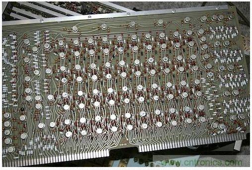 拆解也懷舊,讓人驚嘆的古董級可編程科學計算器 from 1966