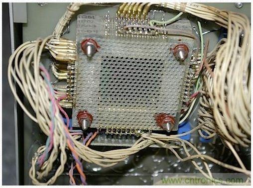 拆解也懷舊,讓人驚嘆的古董級可編程科學計算器 from 1966