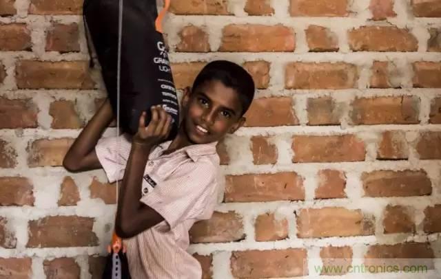 單靠重力就能工作的燈，將為15億人帶來光明