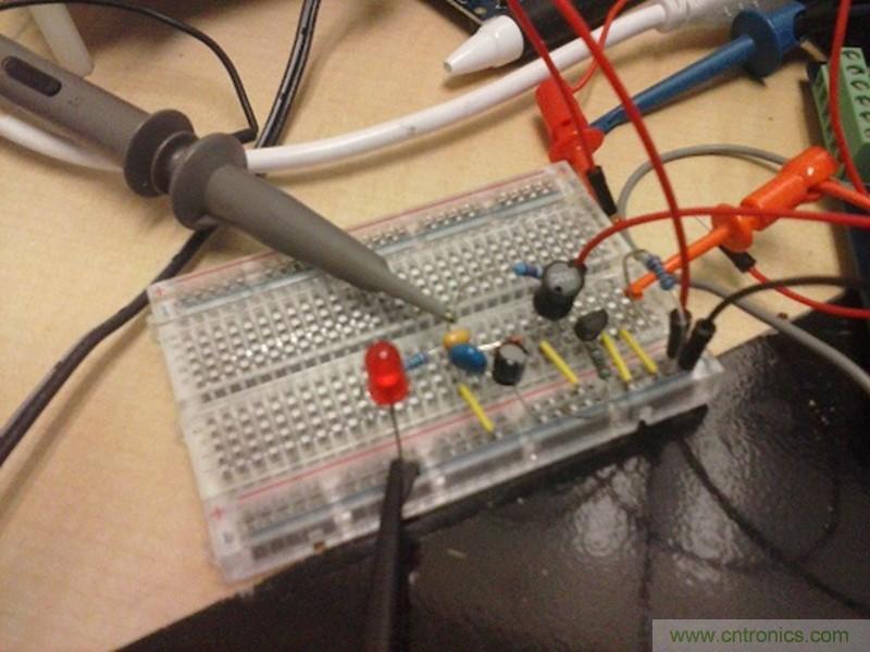 帶開關(guān)轉(zhuǎn)換器的8位MCU如何減少成本和電路板空間？