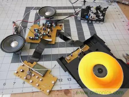 廢舊收音機如何變身成酷炫機器人?