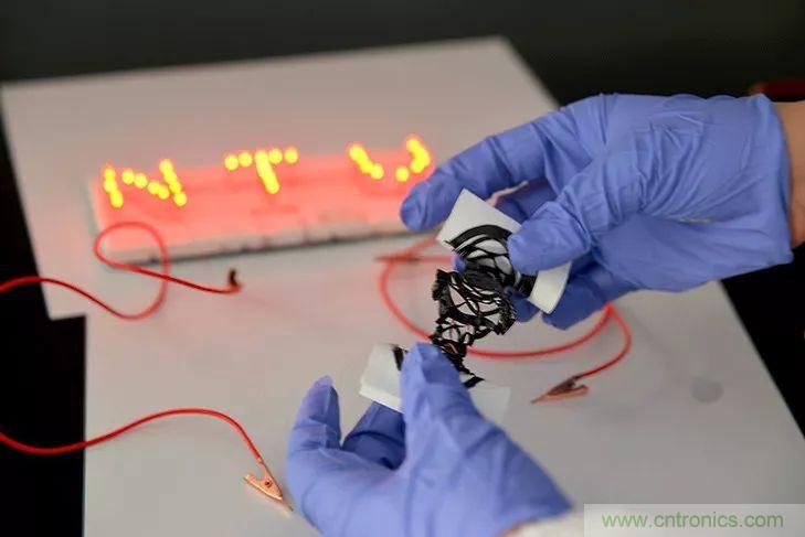 可穿戴技術新突破:形狀可定制的織物超級電容