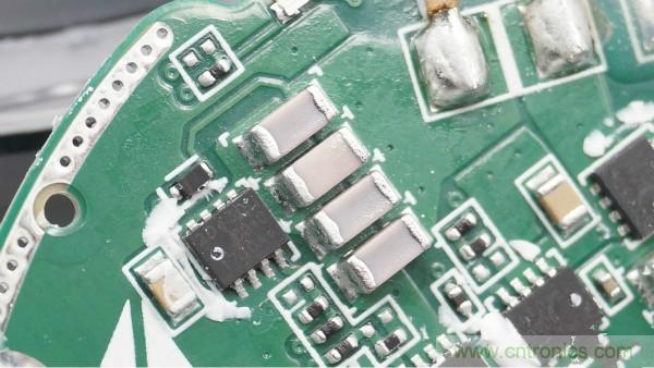 拆解華為保時捷設計快充無線充電器:憑啥能賣699?