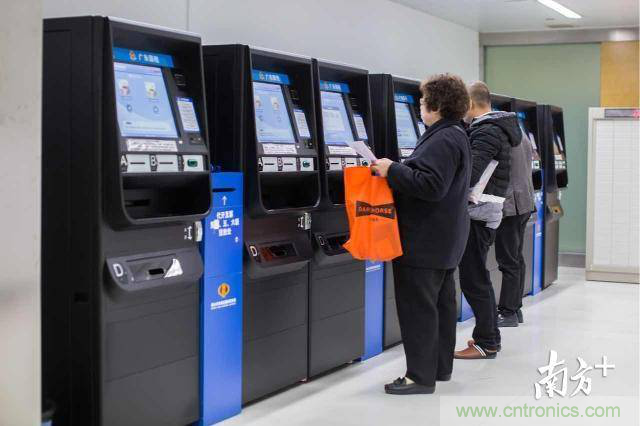 探路政務辦事柜臺“無人化”，引領“互聯網+政務”革新