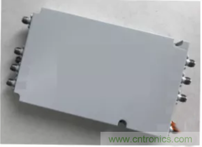 高幅相一致6~18GHz下變頻器設計