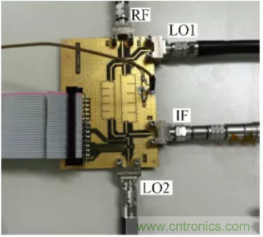 高幅相一致6~18GHz下變頻器設計