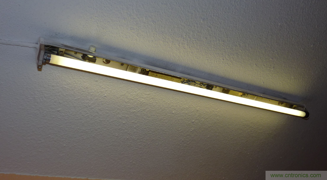 電燈泡內(nèi)通有交流電，為什么看不到燈泡在閃爍？