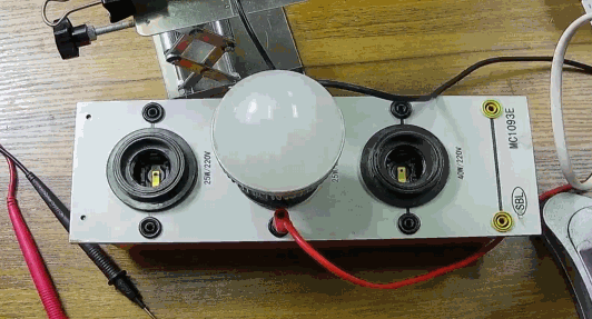 電燈泡內(nèi)通有交流電，為什么看不到燈泡在閃爍？