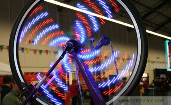 電燈泡內(nèi)通有交流電，為什么看不到燈泡在閃爍？